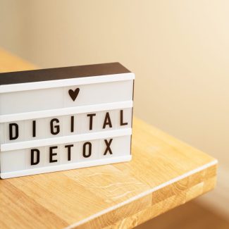 Prečo deti a tínežderi potrebujú digitálny detox?